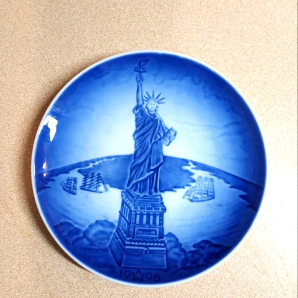 Bing and Grondahl Christmas in America Plate 1996